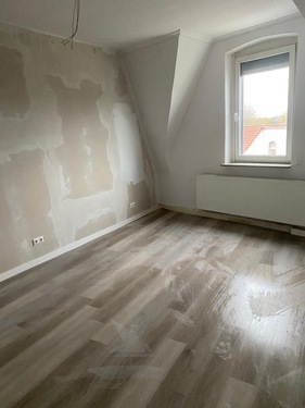 0f2ca53a-b8b4-4501-9d21-e175c65917e4 - Modernisierte 2-Zi. DG WHG mit kl. Balkon in Do.-Eving