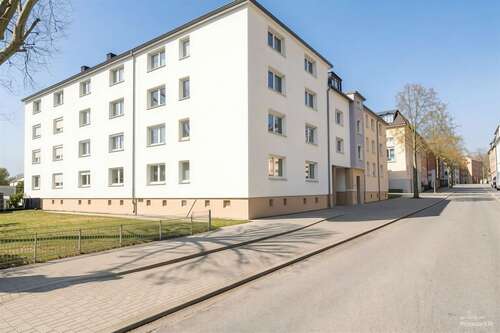 Außenansicht - Helle 3,5-Zimmer-Wohnung mit Garage, Kellerraum und Dachboden-Stauraum