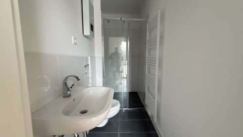 WG 1 Rechts Badezimmer - 10 Zimmer Mehrfamilienhaus, Wohnhaus in Gelsenkirchen