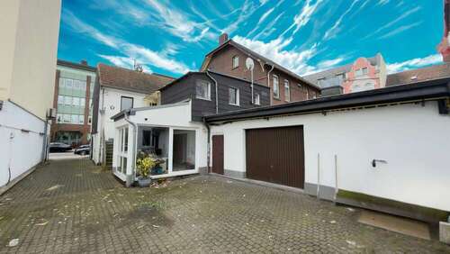 Hinterhof - 4 Zimmer Wohn- & Geschäftshaus in Leverkusen
