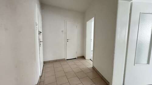 Flur - Attraktiv geschnittene 3,5-Zimmer-Wohnung mit Garage und zusätzlichem Stauraum