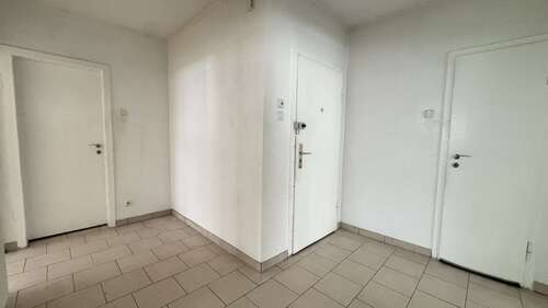 Eingangstür/Flur - 3.5 Zimmer Erdgeschoßwohnung in Essen