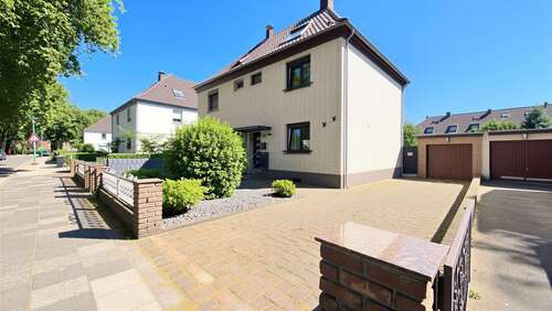 Außenansicht - Kernsanierte Doppelhaushälfte mit ca. 106 m² Fläche, Garten, Garage und Einbauküche