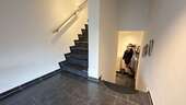 Treppeneingang Dg - Modernisiertes 3-Parteienhaus mit Maisonette und Gartenanteil nahe Centro