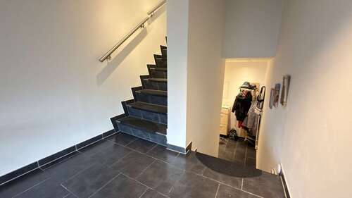 Treppeneingang Dg - Modernisiertes 3-Parteienhaus mit Maisonette und Gartenanteil nahe Centro