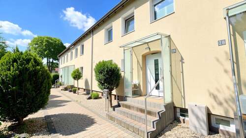 Außenansicht - Bezugsfreie Reihenhaushälfte mit Vollausstattung, moderner Küche, Jacuzzi, Fitnessraum & Garten