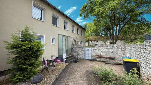 Außenansicht - Modernisiertes Reihenhaus mit Wellnessbad, Gäste-WC, Keller & 248 m² Grundstück