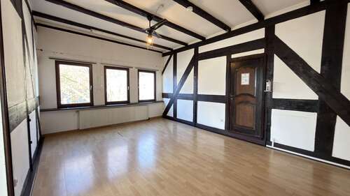 Wohnzimmer - Charmante 2,5-Zimmer-Dachgeschosswohnung in Hattingens Altstadt mit hohen Decken und Komfort
