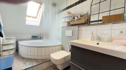 Badezimmer - Exklusive 4-Zi.-Maisonette im DG mit großer Dachterrasse & Blick zum Grugapark – Essen-Holsterhausen
