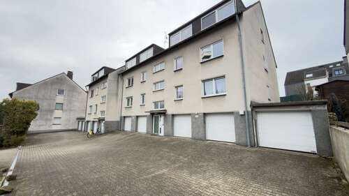 Außenansicht/Garage die 1.von Rechts - Wohnen in Essens Bestlage: 3,5 Zimmer mit 95 m², Balkon & Garage nahe Baldeneysee