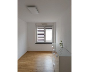 WG Zimmer in Familienwohnung - 350,00 EUR Kaltmiete, ca.  12,00 m² Wohnfläche in Stuttgart (PLZ: 70599)