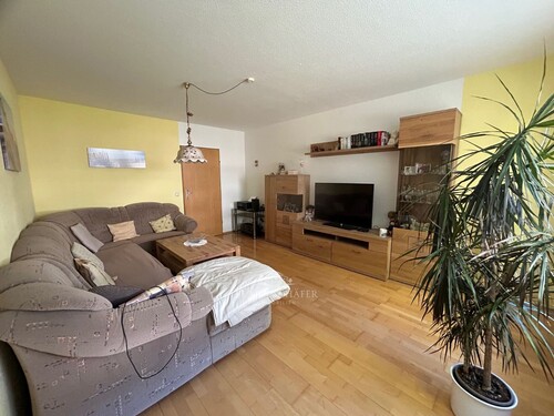 Wohnzimmer mit Zugang zum Balkon - 3 Zimmer Erdgeschoßwohnung in Mainz / Hechtsheim