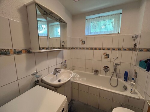 Tageslichtbad mit Badewanne - 
