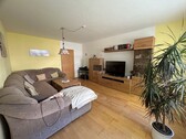 Wohnzimmer mit Zugang zum Balkon - 3 Zimmer Erdgeschoßwohnung in Mainz / Hechtsheim