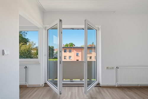 04-Wohnzimmer-mit-Balkon - Attraktive Lage in Lübeck-Marli: Gepflegte 2,5-Zimmer-Wohnung im Grünen auf Erbpachtbasis