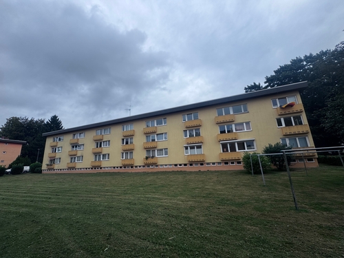 Gesamtgebäude vom der gepflegten Wiese - 
