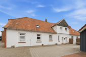 Fassde mit neu gepflasterter Auffahrt - 
