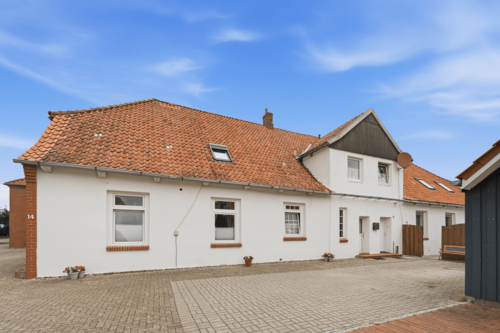 Fassde mit neu gepflasterter Auffahrt - 