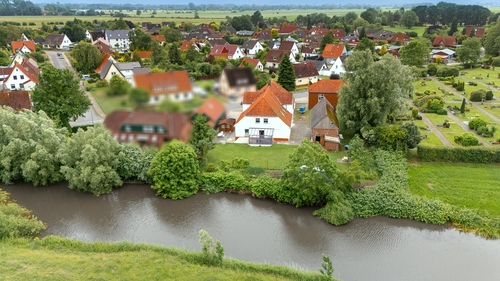 Blick von der Oste aus - 16 Zimmer Mehrfamilienhaus, Wohnhaus zum Kaufen in Neuhaus (Oste)