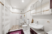 Modernes Badezimmer - Mehrfamilienhaus, Wohnhaus mit 460,00 m&sup2; in Neuhaus (Oste) zum Kaufen