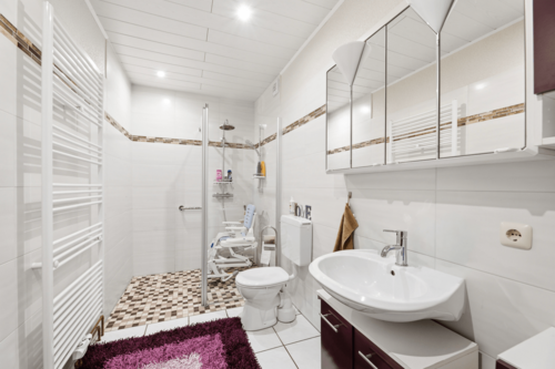 Modernes Badezimmer - Mehrfamilienhaus, Wohnhaus mit 460,00 m&sup2; in Neuhaus (Oste) zum Kaufen