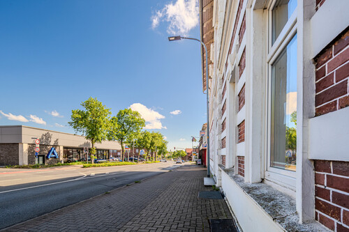 Direkt gegenüber mehreren modernen Einkaufsmöglichkeiten - 