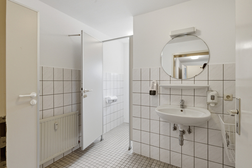 Mehrere Sanitärräume, insgesamt 4 Toiletten - 