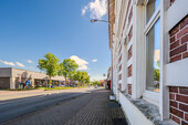 Direkt gegenüber mehreren modernen Einkaufsmöglichkeiten - 
