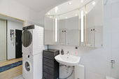 Badezimmer mit Platz für Waschmaschine und Trockner - 