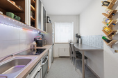 Moderne Küche mit kleinem Essbereich - 2 Zimmer Erdgeschoßwohnung in Neumünster
