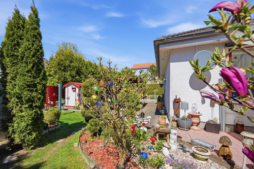 gepflegter, angelegter Garten - 