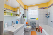 Schönes Badezimmer mit Dusche und Badewanne - 3 Zimmer Einfamilienhaus zum Kaufen in Dassow