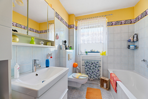 Schönes Badezimmer mit Dusche und Badewanne - 3 Zimmer Einfamilienhaus zum Kaufen in Dassow