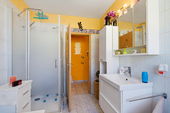 Badezimmer mit Dusche und Badewanne - 