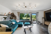 Wohnzimmer mit Ausblick - Exklusives Einfamilienhaus in Feldrandlage mit vielseitigen Möglichkeiten