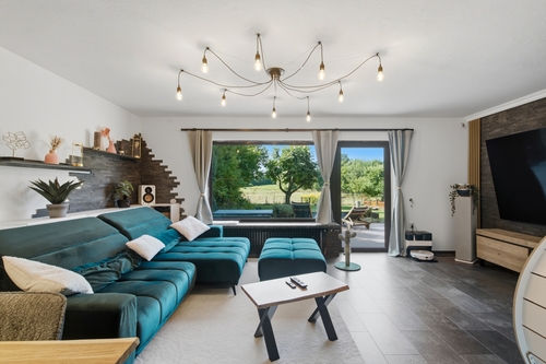 Wohnzimmer mit Ausblick - Exklusives Einfamilienhaus in Feldrandlage mit vielseitigen Möglichkeiten