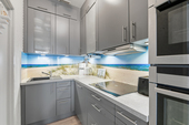 Neuwertige Pantry-Kitchen mit Kochfeld und Ofen - 2 Zimmer Etagenwohnung in Sierksdorf