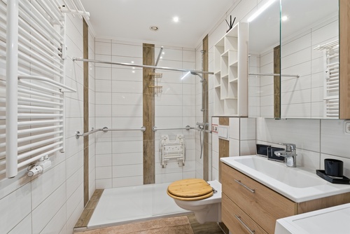 Modernes Bad mit ebenerdiger Dusche - 