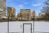 Blick auf den Tennisplatz und die Wohnung - 