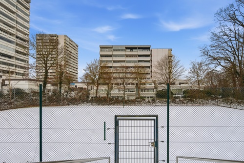 Blick auf den Tennisplatz und die Wohnung - 