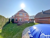 Hausansicht - Familienfreundliches Zuhause mit Pool und Kamin