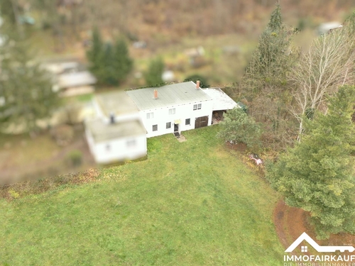 Nebengelass mit Garage, Einliegerwohnung und Sanitärbereich - 