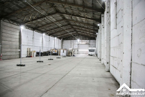 Blick auf die Ein-Ausfahrt - Halle zur Miete in Magdeburg / Ottersleben