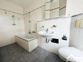 Badezimmer mit Badewanne - 