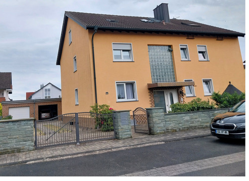 Hausbild - 4-Zimmer Erdgeschosswohnung mit (106 m²) mit Garage, Carport & Garten