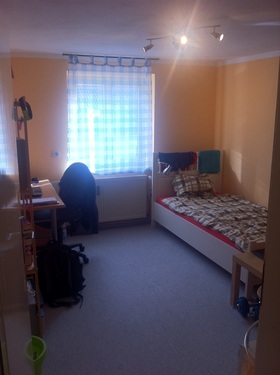 2. OG Süd-Zimmer - Fensterseite - möbl. WG-Zimmer (incl.eigenem Waschbecken) in 3er-WG m.gr. Dachterrasse