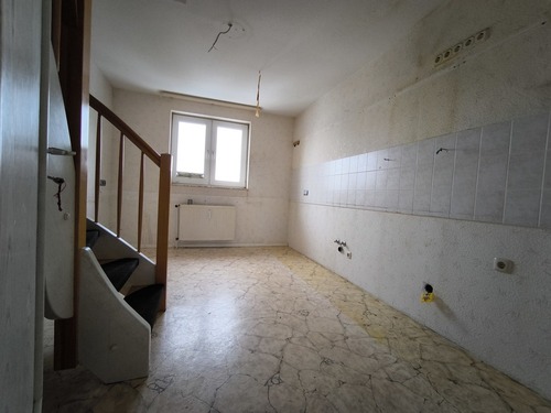 Küche mit Treppenaufgang - 