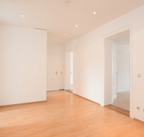 Zimmer im charmantem DG eines Altbaus Nähe Harras ( Mittersendling) - München