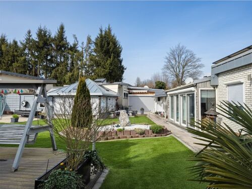 1-Blick in den Garten - 7 Zimmer Ferienhaus zum Kaufen in Hungen