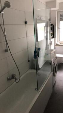 Bad mit Duschwand - 